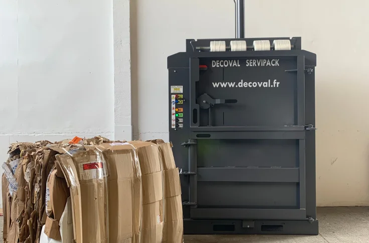 presse à balle et balle de carton